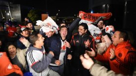 Una veintena de hinchas recibió a River Plate en Madrid