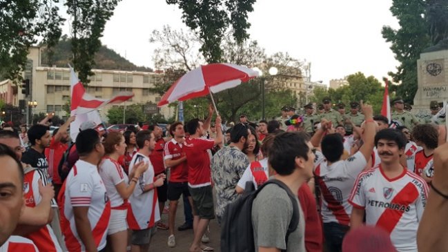 En Chile también hubo festejos: Fanáticos de River se tomaron Plaza Italia