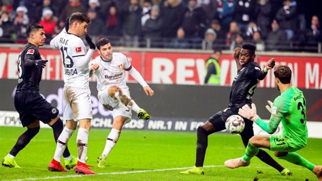 Bayer Leverkusen de Charles Aránguiz tropezó con Eintracht Frankfurt en la Bundesliga