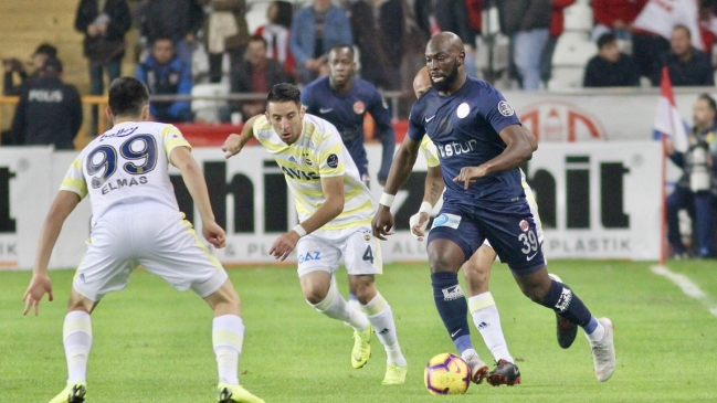Fenerbahce igualó ante Antalyaspor con Isla en cancha y cerró el año en zona de descenso