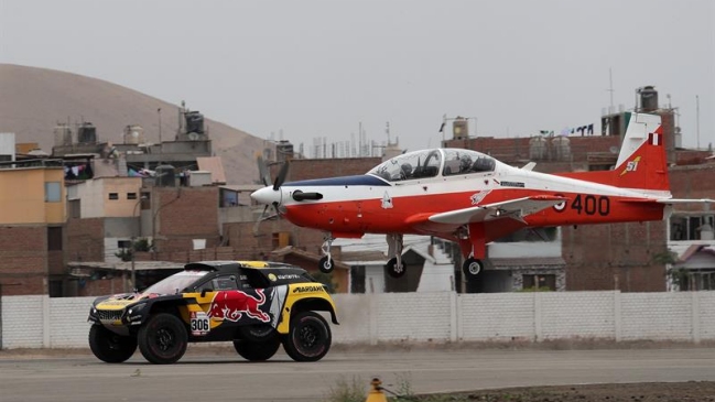 Sebastien Loeb y su Peugeot desafiaron a un avión militar en la previa del Dakar
