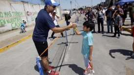 Fernando González dio clases de tenis a los niños de La Legua