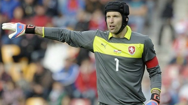 El portero checo Petr Cech anunció su retiro del fútbol para el final de la temporada