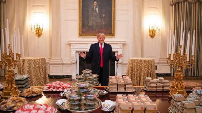 Donald Trump recibió a un equipo universitario con comida rápida en la Casa Blanca