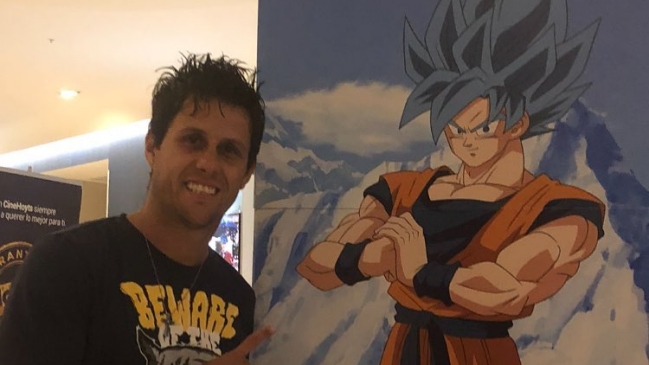 Diego Rivarola fue a ver la película de Dragon Ball y se fotografió con una imagen de Gokú