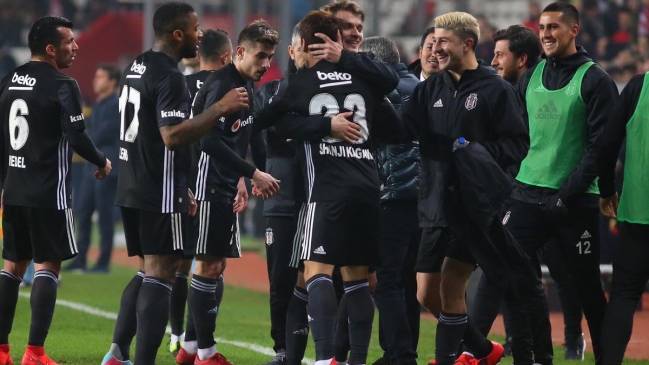 Besiktas logró una aplastante victoria sobre Antalyaspor con Gary Medel en cancha