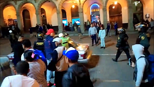 Hinchas de Universidad de Chile protagonizaron serios incidentes en Plaza de Armas de Arequipa