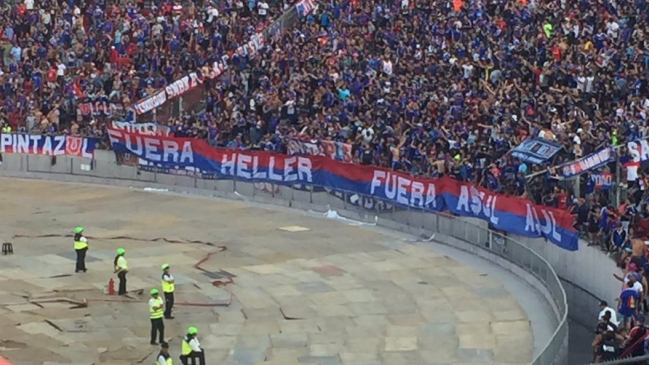 "Fuera Heller, fuera Azul Azul": El lienzo que exhibió la barra de U. de Chile ante Cobresal