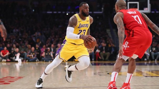 LeBron James condujo a los Lakers al triunfo ante Rockets