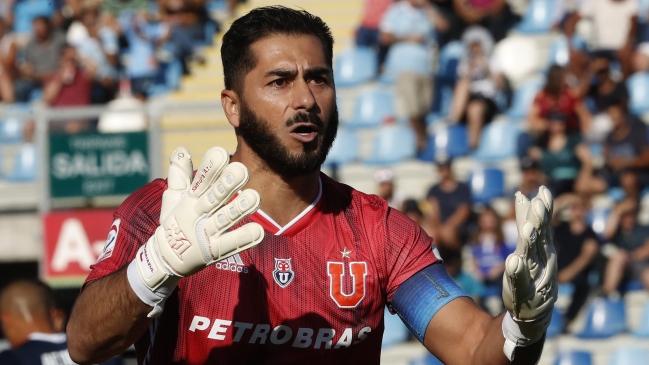 Hincha de la U invadió la cancha a increpar a los jugadores y Herrera lo defendió de los guardias