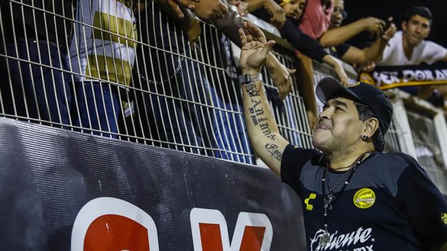 Maradona fantasea con meterse en el cuerpo de sus jugadores para vencer a Pumas