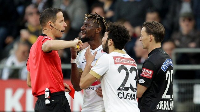 Cristián Cuevas fue expulsado en la derrota de FK Austria Viena