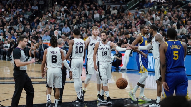 Los Spurs dieron un nuevo paso a los play-offs con victoria ante Warriors