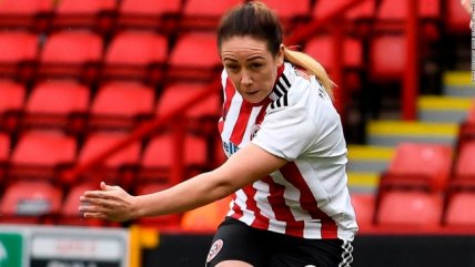 Jugadora inglesa se retiró del fútbol tras ser suspendida por insultos racistas