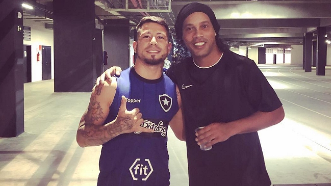 Leonardo Valencia compartió con Ronaldinho y cumplió su sueño