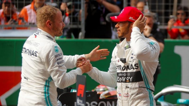 Lewis Hamilton felicitó a Valtteri Bottas por su "merecida" pole en Shanghai
