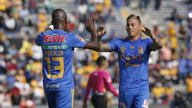 Eduardo Vargas deslumbró con dos goles en victoria de Tigres sobre Lobos de Bryan Rabello