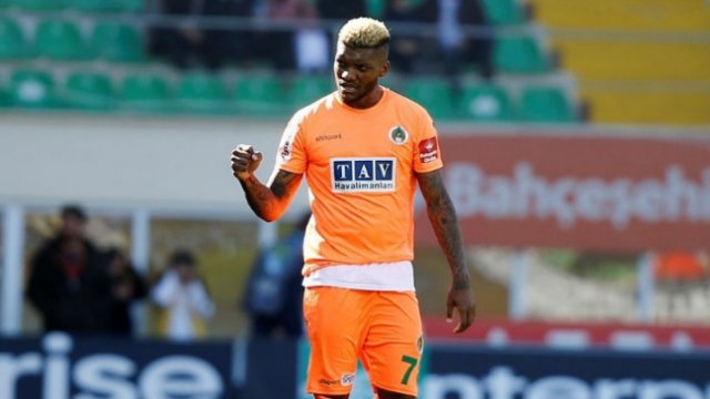 Alanyaspor de Junior Fernandes se impuso sobre Fenerbahce de Mauricio Isla