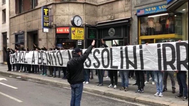 Fanáticos de Lazio muestran pancarta en honor a Mussolini en Milán