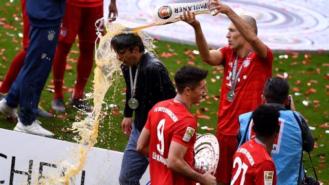 Arjen Robben bañó con cerveza al técnico de Bayern Munich tras ganar la Bundesliga