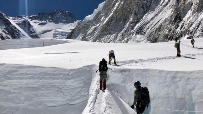 Limpieza del Everest dejó como saldo el hallazgo de cuatro cadáveres y 11 toneladas de basura