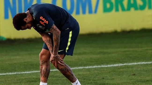 Neymar abandonó práctica de la selección brasileña con problemas en su rodilla izquierda