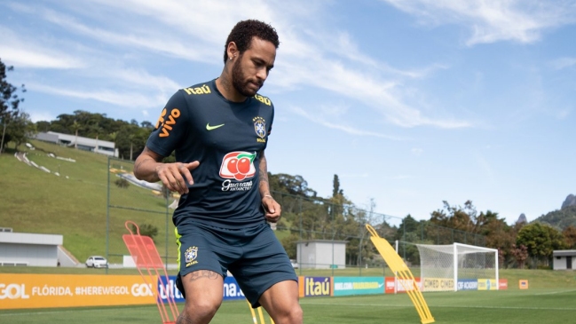 Neymar regresó este viernes a los entrenamientos en cancha con la selección brasileña