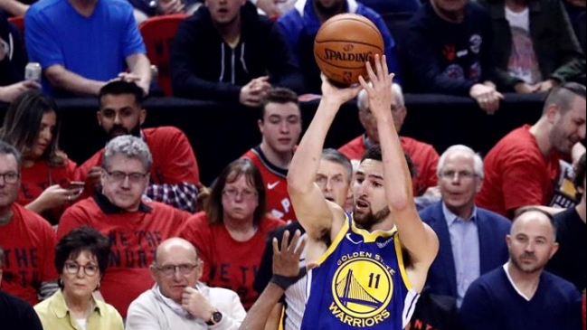 Golden State Warriors tumbó en vibrante duelo a Toronto Raptors y emparejó las Finales de la NBA