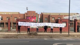 Hinchas de la UC protestaron en las afueras de la ANFP apoyando el paro del Sifup