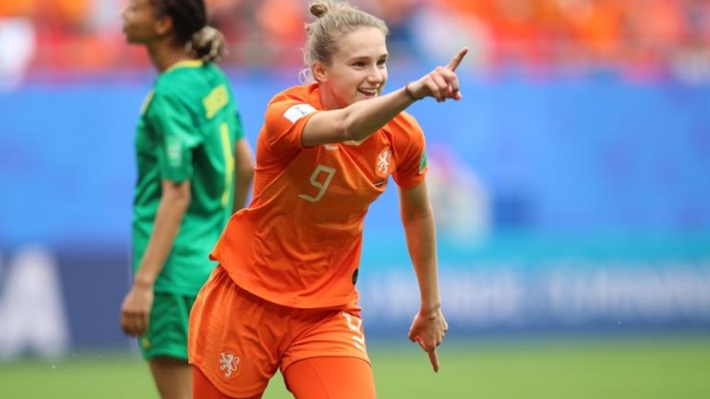 Holanda doblegó a Camerún y se afianzó en el liderato del Grupo E en el Mundial de Francia
