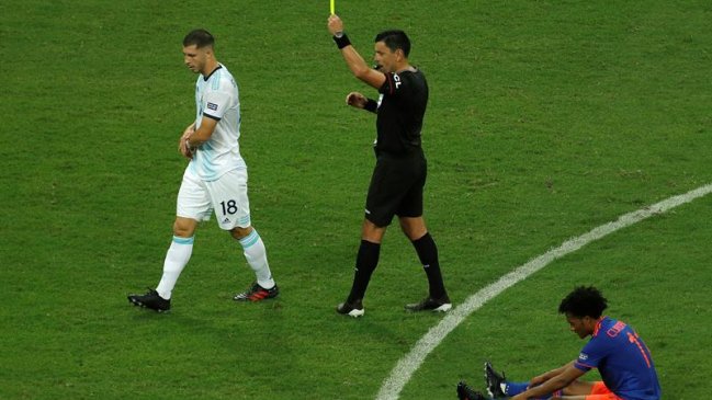 Hinchas argentinos criticaron duramente el arbitraje de Roberto Tobar