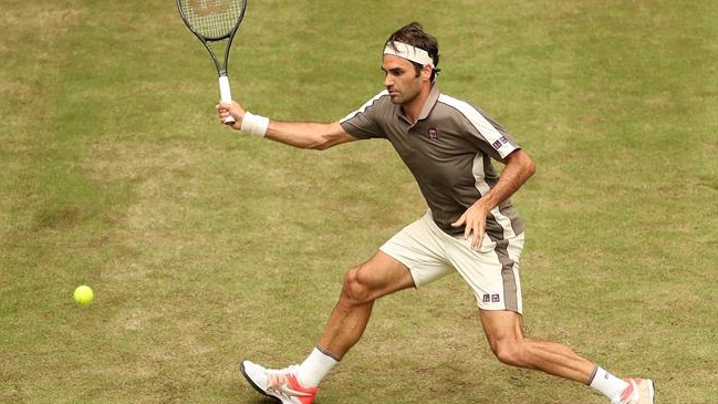 Roger Federer avanzó sin problemas a los octavos de final en Halle