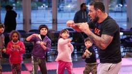 Estrellas de la UFC entrenaron con niños uruguayos para mostrar su "disciplina y valores"