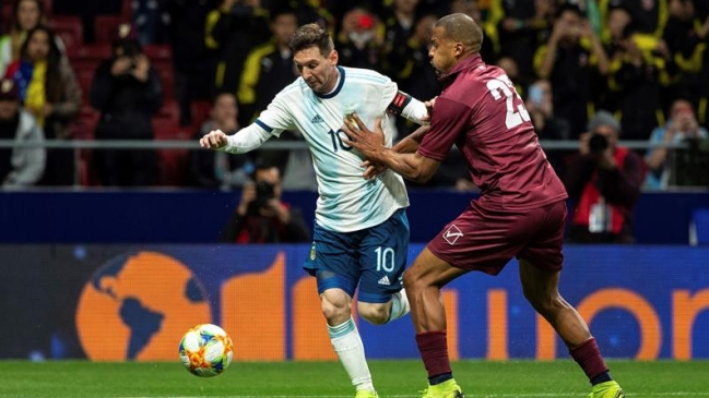 Argentina enfrenta a la rebelde Venezuela con un cupo a semifinales en juego