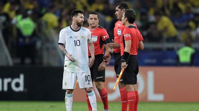 Prensa asegura que la comunicación entre el VAR y el árbitro no funcionó en el Brasil-Argentina