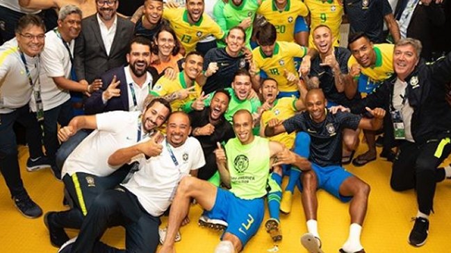 Neymar festejó con la selección brasileña la clasificación a la final de Copa América