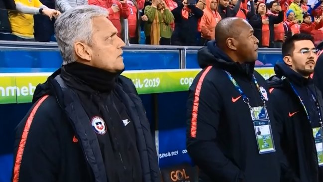 Reinaldo Rueda otra vez sorprendió al entonar el himno de Chile en Copa América