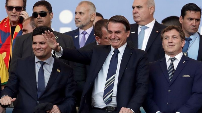 El festejo de Jair Bolsonaro con el presidente de Conmebol en el triunfo de Brasil en Copa América
