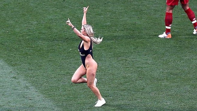 Mujer que invadió la final de la Champions intentó repetir acción en Copa América y fue detenida