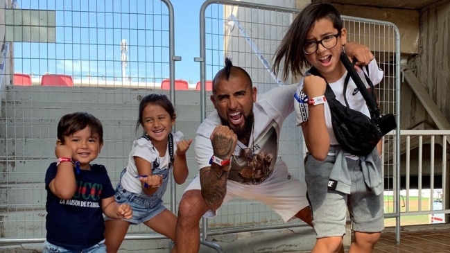 Arturo Vidal llevó a sus hijos a participar del Messi Challenge en Barcelona