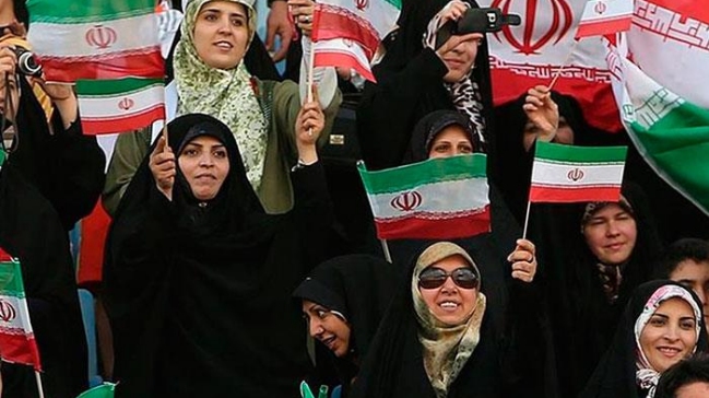 Muere mujer iraní que se inmoló tras ser detenida por entrar a un estadio