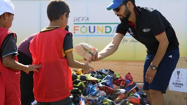 Hinchas europeos donaron más de mil pares de zapatos de fútbol para niños refugiados