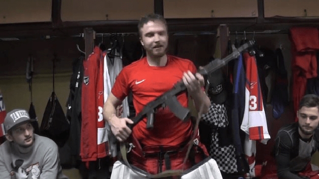 Jugador de hockey recibió un rifle de asalto como premio al ser la figura de un partido