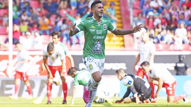 León remontó con categoría a Necaxa en duelo de chilenos por el Apertura mexicano