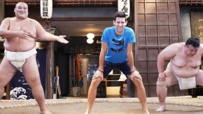 Novak Djokovic probó su fuerza en el sumo y así le fue