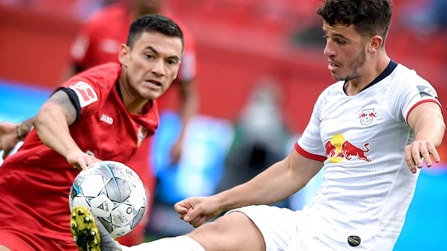 Alarma en la Roja: Aránguiz salió lesionado en empate de Bayer Leverkusen ante RB Leipzig