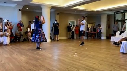 Mauricio Isla bailó cueca en la concentración de la Roja
