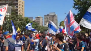 Hinchas de la UC llegaron a marcha por la Alameda para sumarse a manifestaciones