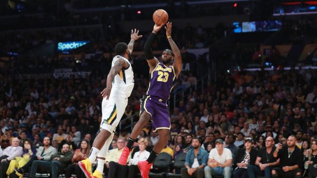 Los Angeles Lakers logró su primer triunfo de la temporada al batir a Utah Jazz