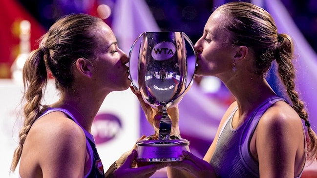 Timea Babos y Kristina Mladenovic se quedaron con la corona de dobles de las Finales de la WTA